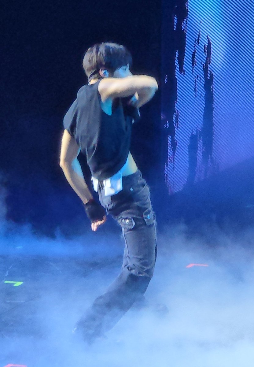 Stand_By_Hyu's tweet photo. Very late but here is the side view of tyunnies abs in Amsterdam 💗
#act_promise_ep2_amsterdam 
#taehyun #txt #태현 #bye
250401 https://t.co/opxkCfcaDb