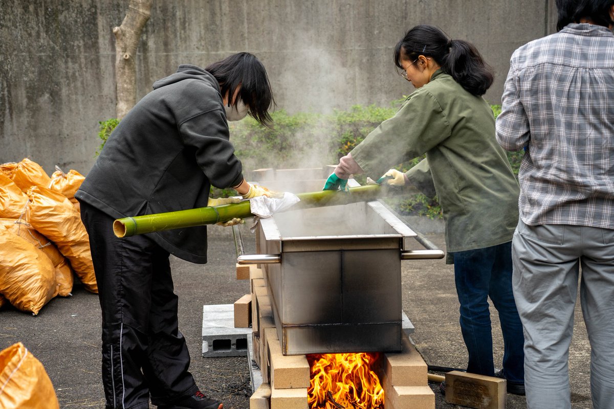 _task_official's tweet photo. 4月10日(木)竹工芸専攻の「湯抜き実習」を実施しました。
「湯抜き」は、竹をお湯炊きすることで竹の油分を染み出させる方法です。
初めての試みでしたが、無事終了することができました。
竹工芸専攻の皆さん、1日お疲れ様でした。
by K.A
#task
#taskkogei
#京都伝統工芸大学校
#竹工芸
#ものづくり
#伝統文化
#油抜き
#湯抜き
#bamboo
#bamboocrafts
#好きを仕事に
#工芸やろうぜ