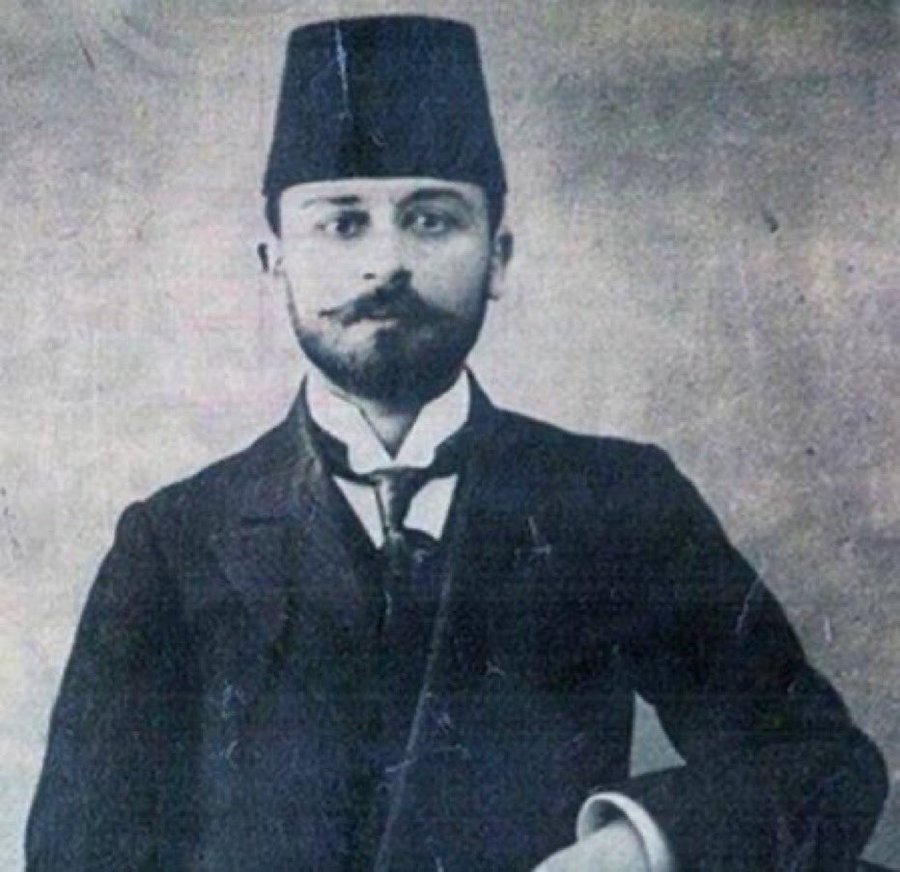 NaimBaburoglu's tweet photo. 10 Nisan 1919
Boğazlıyan Kaymakamı Kemal Bey, Ermenilerin tehcirinde suçlu olduğu yalanıyla, tutuklanır ve idama mahkûm edilir.
İngilizlere yaranmak için Padişah Vahdettin'in onayıyla 10 Nisan 1919'da idam edilen Boğazlıyan Kaymakam Kemal Beyin son sözleri:
"Ecnebi devletlere yaranmak için beni asıyorlar. Eğer adalet buna diyorlarsa, kahrolsun böyle adalet!" 
Kemal Bey'in çocuklarına Atatürk sahip çıktı. TBMM'nin 14 Ekim 1922'de kabul ettiği kanunla, Kemal Bey Millî Şehit ilan edildi. Kemal Bey'in eşi Hatice Hanım ve çocuklarına ömür boyu maaş bağlandı. 
Ruhu şad olsun.
#boğazlıyankaymakamı