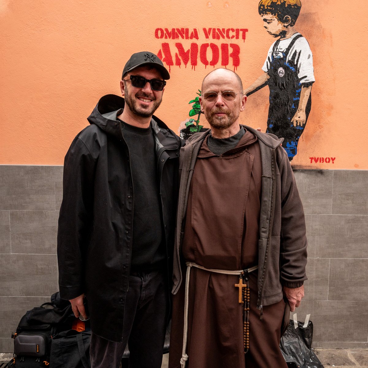 <a href="/tvboy/">TVBOY</a>  ha donato un murales a Opera San Francesco. Grazie di esserci venuto a trovare e di aver lasciato questo importante "segno". Il murales si trova davanti agli sportelli del Servizio Accoglienza di via Kramer 1 a Milano. Andate a vederlo!
