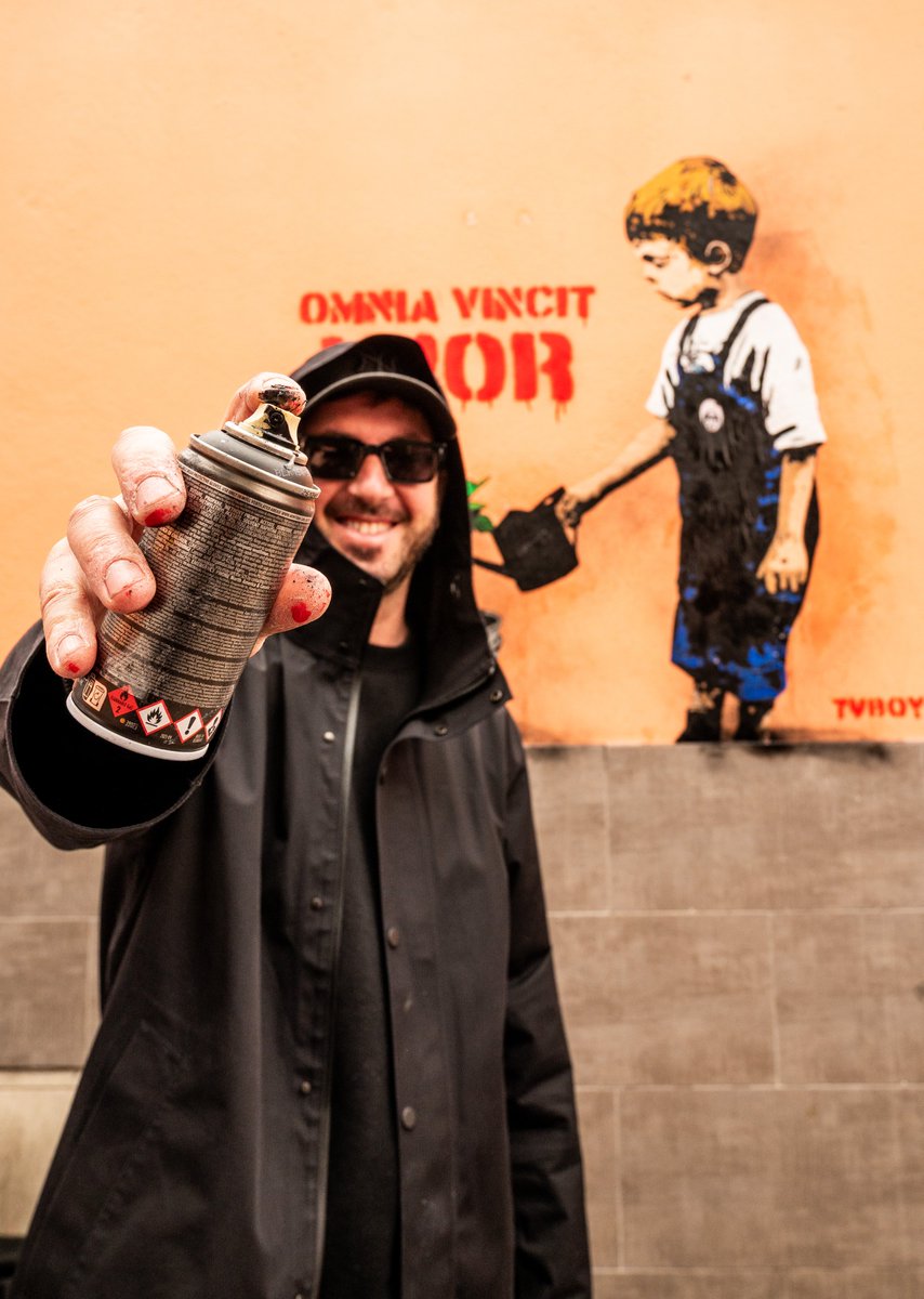 opera_francesco's tweet photo. @tvboy  ha donato un murales a Opera San Francesco. Grazie di esserci venuto a trovare e di aver lasciato questo importante "segno". Il murales si trova davanti agli sportelli del Servizio Accoglienza di via Kramer 1 a Milano. Andate a vederlo! https://t.co/XESw7nHPND