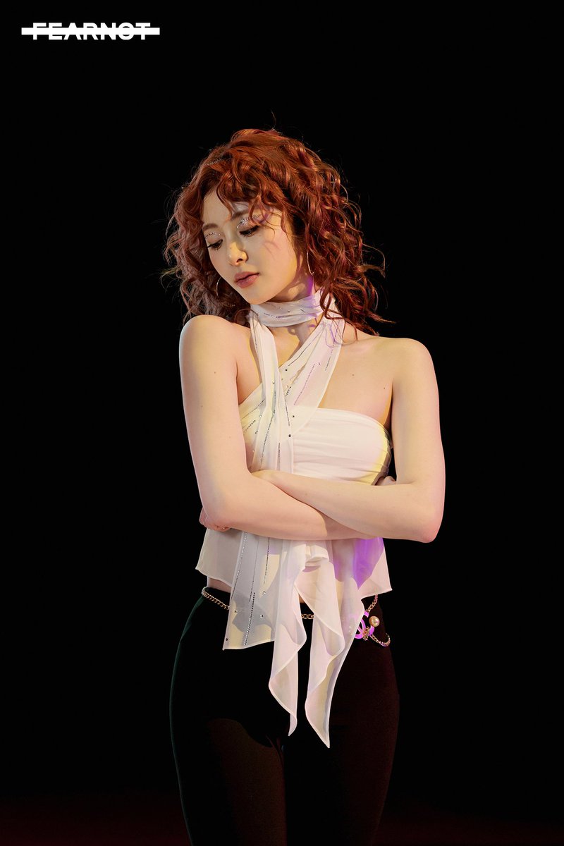 huhyunjinpics's tweet photo. CURLY HAIR YUNJIN OMG https://t.co/7qOrBEBsDQ