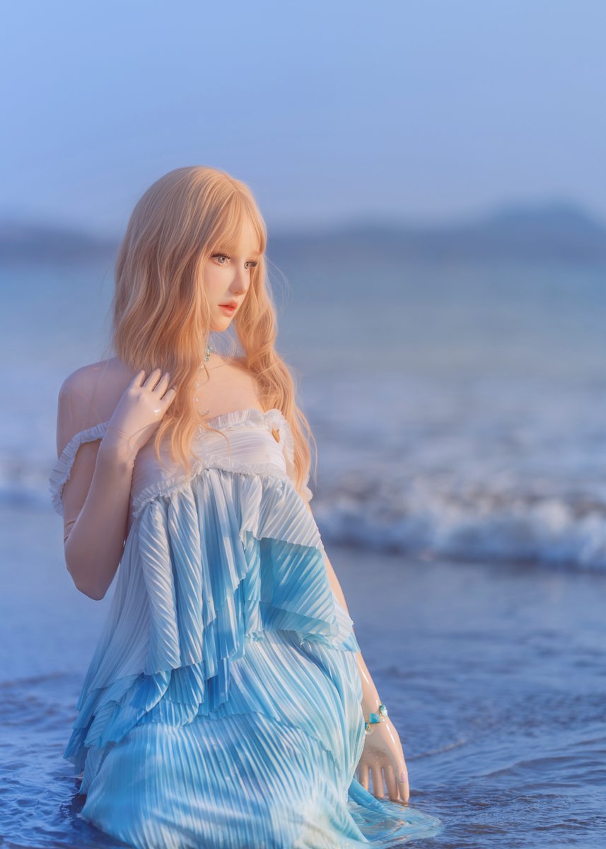 cgmaskdoll's tweet photo. Embracing the blue sky and beach, today's sweet doll has arrived! Little secrets in my heart? 
Hmm... let's keep them 'mask locked' for now 🏖️😊🔐. 
#SweetDoll #BeachVibes #BlueSky #SecretSelf #MaskLocked #realdoll #LatexCosplay 
#Dollmask Ching5 @DreammaskStudio https://t.co/1lu0aCkFhb