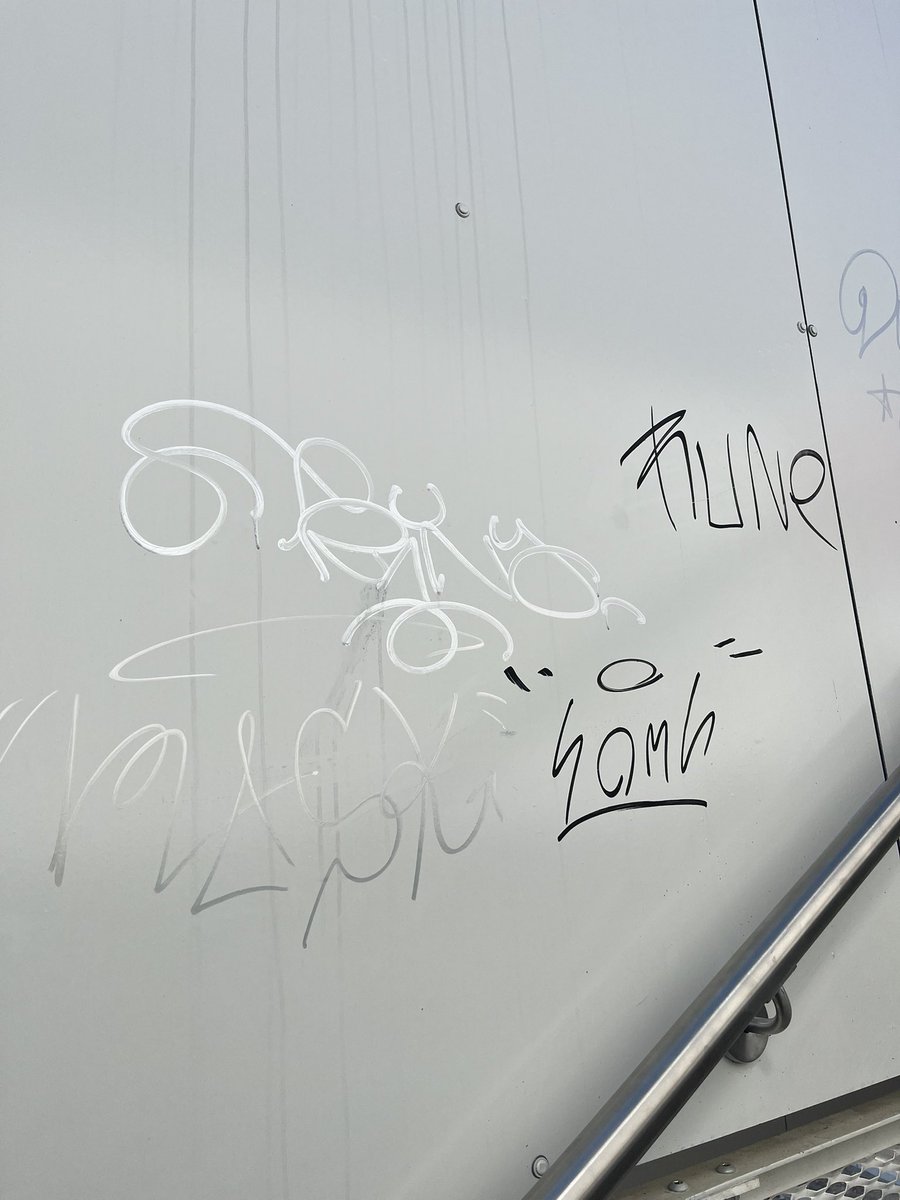 nikin81's tweet photo. La famosa vernice #antigraffito @ComuneMI @atm_informa @metro4mi #sancristoforo https://t.co/o7MSEcJ5SC