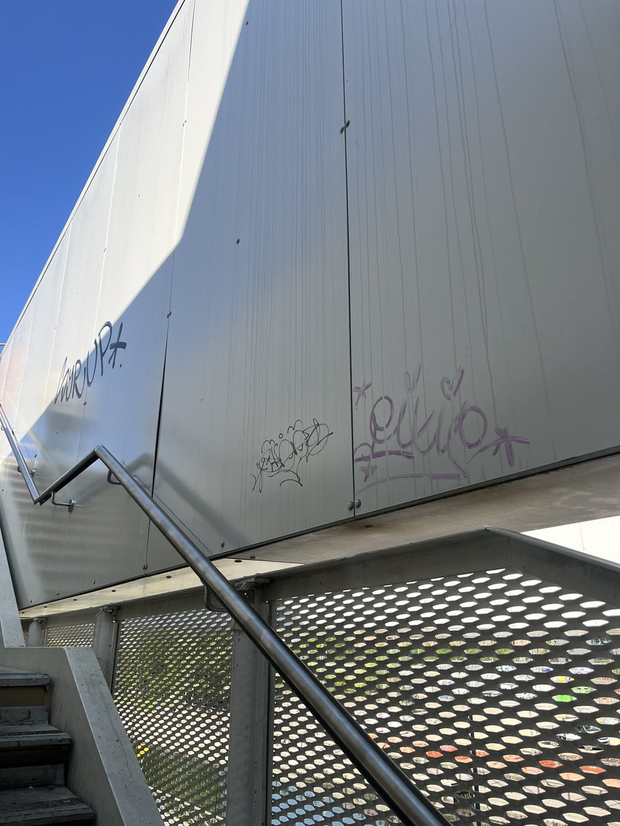 nikin81's tweet photo. La famosa vernice #antigraffito @ComuneMI @atm_informa @metro4mi #sancristoforo https://t.co/o7MSEcJ5SC