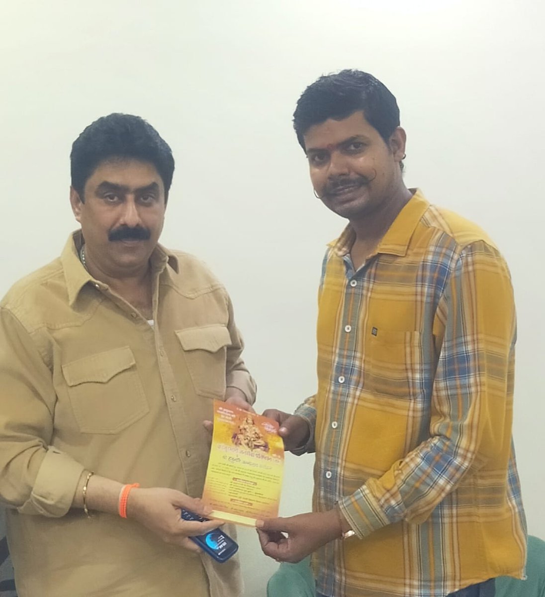 umeshsinghmns's tweet photo. KANJUR (W)
MMRDA मदे शिव मंदिरात कांजुरमार्ग जनसेवा प्रतिष्ठान(राजि) तर्फे आयोजित 
श्री हनुमान जन्मोत्सव कार्यक्रमाचे निमंत्रण पत्रिका ईशान्य मुंबईचे खासदार श्री संजय दिना पाटिल* साहेबाना भेटून देण्यात आले।
श्री उमेश देवेंद्र सिंह
अध्यक्ष-
कांजुरमार्ग जनसेवा प्रतिष्ठान (राजि) https://t.co/Fl8f63nMew