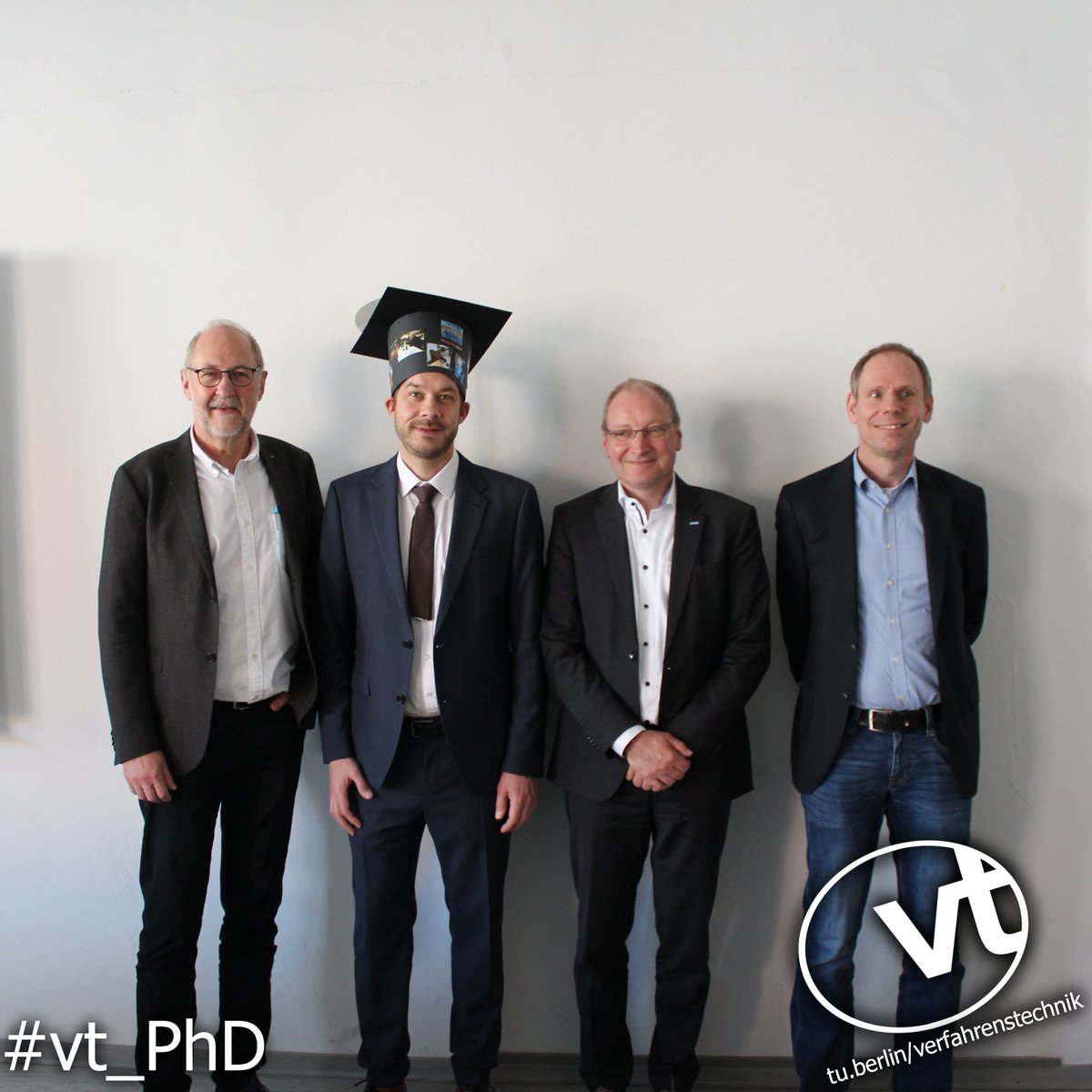 tub_vt's tweet photo. We congratulate our former colleague Frederic Krakau for successfully defending his PhD thesis on "Single bubble breakup in stirred tanks: Analysis of three-dimensional trajectories in the local energy dissipation rate field".
#vt_phd #dontjustcelebrate
#fgvt #vt @TUBerlin https://t.co/5TBiW0a2N6