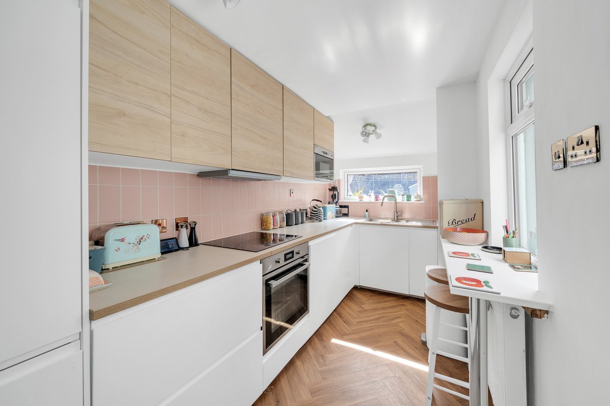 A super two bed end terrace Victorian house in #Bromley. New on the market @ £500,000 - £525,000. maguirebaylis.com/property/park-…