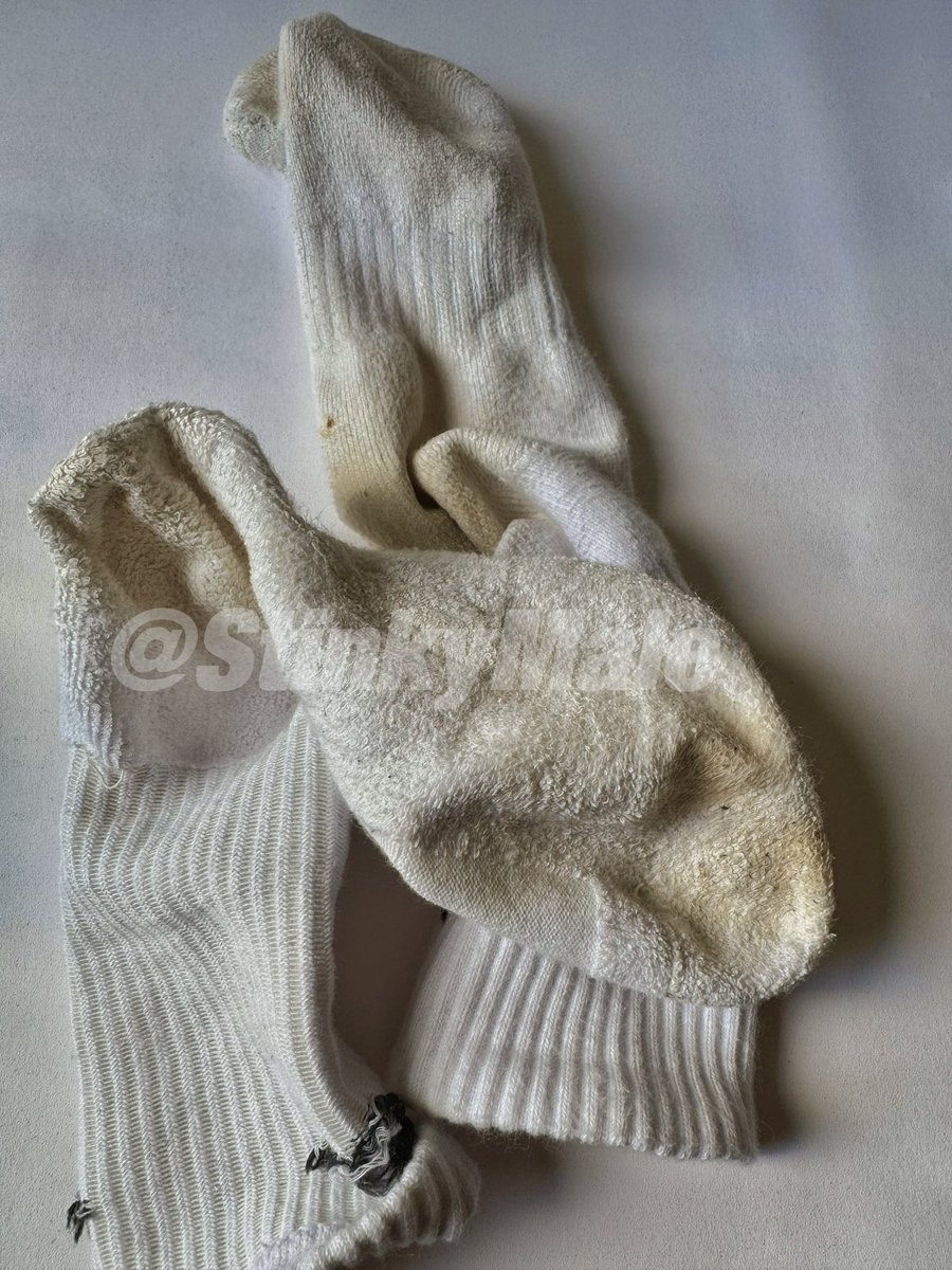 StinkyMale's tweet photo. 脚掌位置泛黄，脚趾缝里湿热黏腻，每一步都在把脚汗和脚垢深深揉进袜��。脱下来的那一刻，一股浓烈的脚酸味直冲鼻腔——混着闷湿的汗味和脚垢，狗奴忍不住想扑上去狠狠吸一口。袜布贴着脚心的位置已经发硬，趾尖处还能看见被汗液晕染出的深色印痕。来贱狗！伸出舌头好好操我这满是汗臭的脚趾缝 https://t.co/GWuf4ZQ4Uz