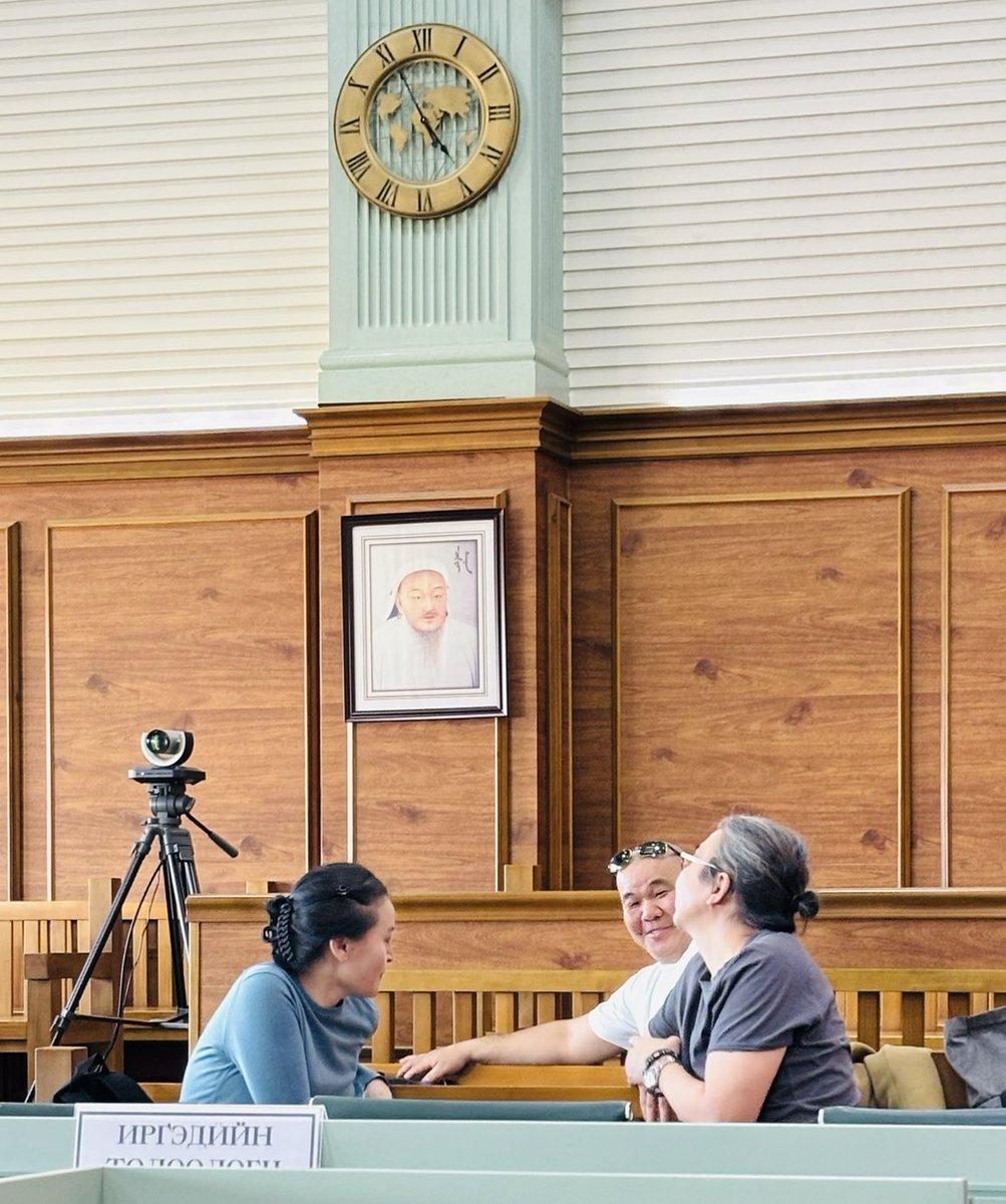 Яг одоо Эрх Чөлөөний Эвслийн нэхэмжлэлтэй ээлжит шүүх хурал болж бна. Шийтгэл оногдуулсан хариуцагч (татварын) нь шүүх хуралдааны үеэр зугтаагаад гараад явчихлаа.