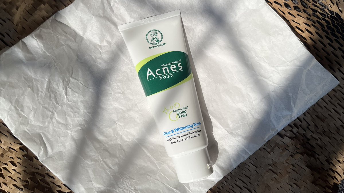ใครเป็นสิวมีรอยเยอะ อยากแนะนำโฟมของเมนโทลาทั่มตัวนี้ดีมาก Mentholatum Acnes Clear & Whitening Wash เขาใช้ได้กับสิวที่เกิดขึ้นทุกระยะ ที่สำคัญคืออ่อนโยน เพราะเป็นเวชสำอางธรรมชาติ ใช้ได้กับทุกสภาพผิวเลย อ่อนโยนต่อผิวสุด ราคาน่ารักด้วย ถูกและดีมีอยู่จริง อีกหนึ่งไอเท็มลดสิว ลดรอยที่แนะนำเลย หาซื้อได้ง่ายๆที่เซเว่นน้า
#โฟมล้างหน้าคนเป็นสิว #โฟมลดสิวเซเว่น #เมนโทลาทั่มแอคเน่ส์