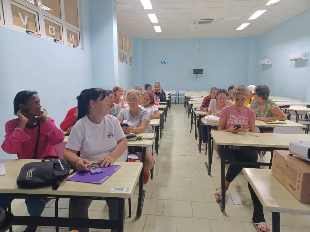 Espacios de análisis donde los trabajadores ejercen su derecho en la determinación de las relaciones laborales, mediante la concertación del Convenio Colectivo de Trabajo de la <a href="/universidad_uci/">Universidad de las Ciencias Informáticas</a>. En las fotos, el proceso realizado en Kainos, FIO, Residencia y Centro de Idiomas