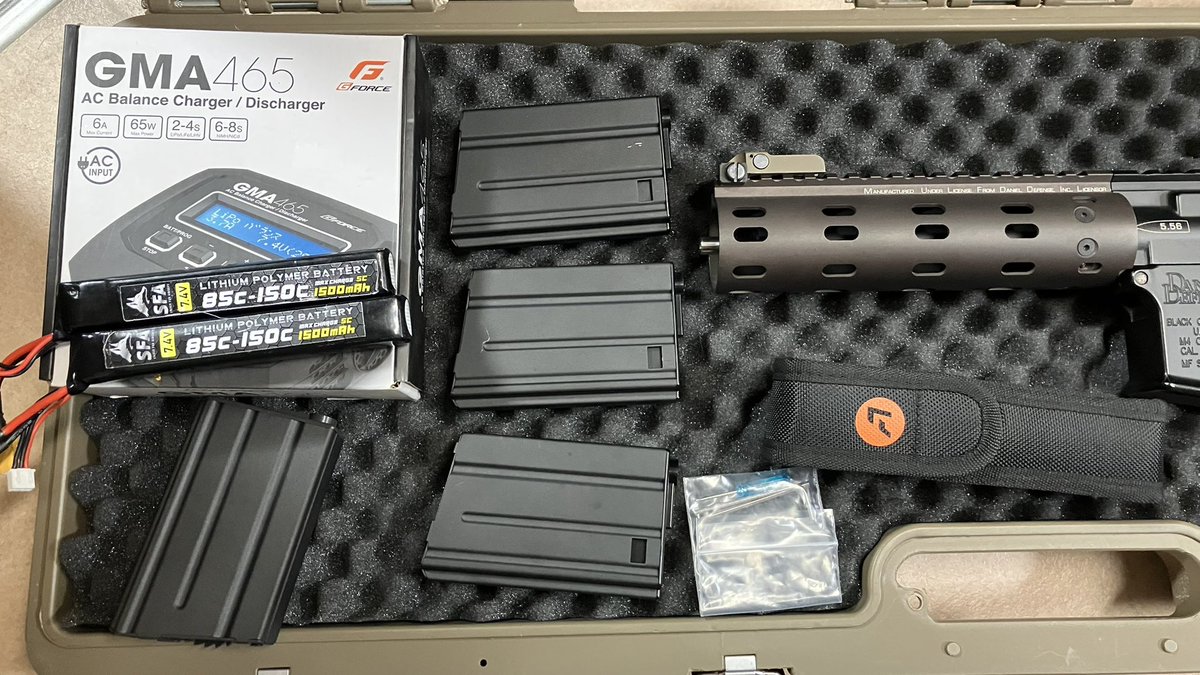 mojasanmojamoja's tweet photo. #ミリタリー物販
部品から作ったDD仕様です。
ハンドガード マッドブル、レシーバー G&amp;P、ストック 実物。
内部 レトロメカボ(旧型オレンジ)
DSG SCギヤセット 10.7:1
ケースから全てセットです。
お値段は18万です。
3Sでお願いします。
初速は約0.2g94m/s、0.25g83m/sです。
よろしくお願いします。 https://t.co/oTeZSBWutX