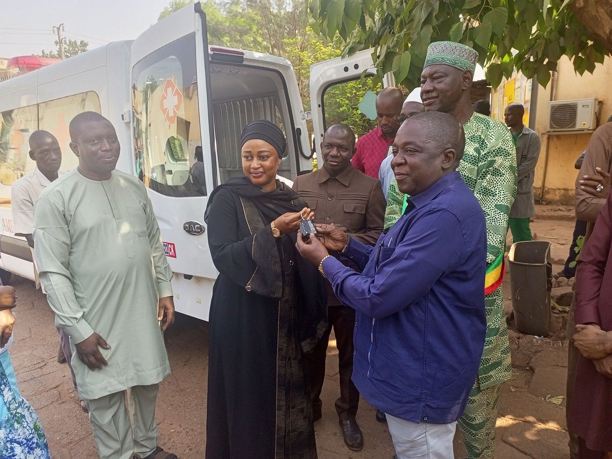Malijetactu's tweet photo. Petro Bama offre une ambulance médicalisée de 35 millions de FCFA au CSREF de la Commune V https://t.co/ETaTbnElEt #malijet #PetroBama #offre #ambulance #médicalisée #CSREF #Commune https://t.co/LRNOKgjuSB