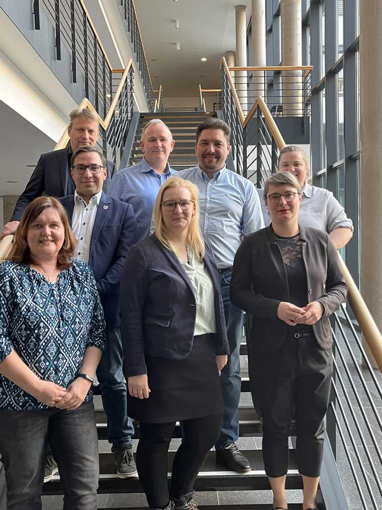LevThueringen's tweet photo. Mit dem Besuch bei der Vorsitzenden des Bildungsausschusses, Ulrike Grosse-Röthig, Die Linke, begannen gestern die Treffen mit den Landtagsfraktionen. Themen waren u.a. die Schulordnung, der Lehrkräftemangel, das duale Lehramtsstudium u. Schülerbeförderung.
@BildungTH @Linke_Thl https://t.co/rkkXYVEWK2