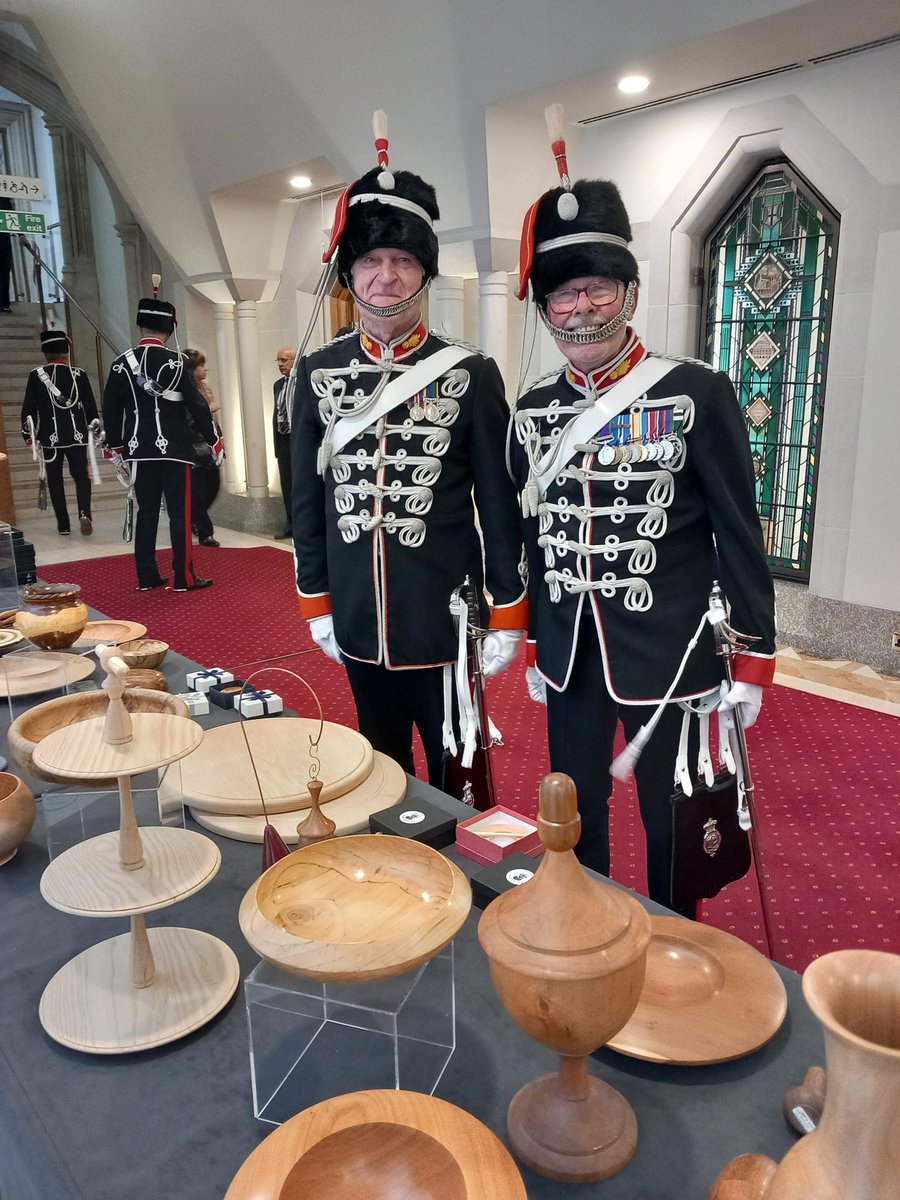 HAC Light Cavalry visiting the Turners stall @lordmayorsbigcurrylunch in Guildhall London today, in support of Armed services charities. Many woodturned items for sale, come visit us! #woodturning #handmade #citylivery @armybenevolentfund @liveriesoflondon