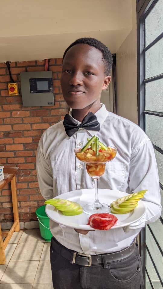 don_jso86068's tweet photo. 🔍 "Igikenewe ku isoko ry’umurimo rya none ni ukugira icyo uzi gukora." ✨ Tumenye ko kumenya neza ibyo dukora ari inkingi y'ubuzima. Ubumenyi n'ubushobozi ni byo bizadufasha kubona akazi no guterimbere. 💪🎓 #Umurimo #Ubumenyi #DonBoscoGatengaTSS https://t.co/yOt1svBLxr