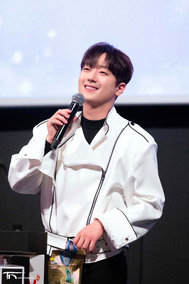 ChanWonOfficial's tweet photo. [🩷] 비하인드 포토가 도착했습니다

찬원의 데뷔 5주년에 진행됐던
<찬가 : 디어 마이 찬스> 특별 무대인사🥳

찬스 사랑으로 가득 채웠던❤️‍🔥
그 날의 비하인드를
👉공식 팬카페👈에서 공개합니다

모두 팬카페로 구경와주세요🤗
 
#이찬원 #LeeChanWon
#찬가 #디어마이찬스 #특별무대인사 https://t.co/Q1GQG8HU2k