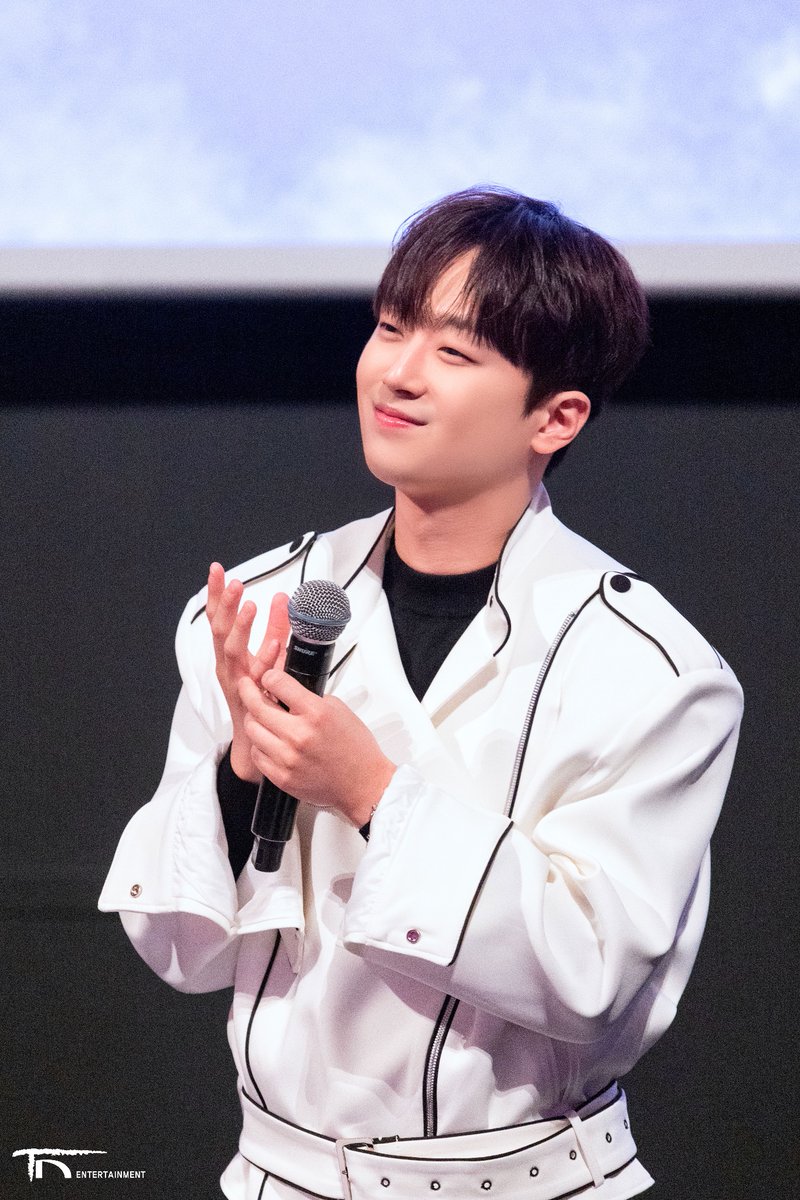ChanWonOfficial's tweet photo. [🩷] 비하인드 포토가 도착했습니다

찬원의 데뷔 5주년에 진행됐던
<찬가 : 디어 마이 찬스> 특별 무대인사🥳

찬스 사랑으로 가득 채웠던❤️‍🔥
그 날의 비하인드를
👉공식 팬카페👈에서 공개합니다

모두 팬카페로 구경와주세요🤗
 
#이찬원 #LeeChanWon
#찬가 #디어마이찬스 #특별무대인사 https://t.co/Q1GQG8HU2k