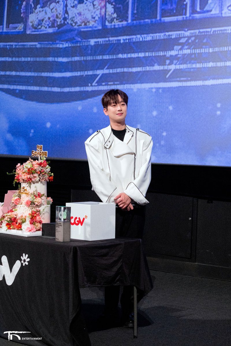 ChanWonOfficial's tweet photo. [🩷] 비하인드 포토가 도착했습니다

찬원의 데뷔 5주년에 진행됐던
<찬가 : 디어 마이 찬스> 특별 무대인사🥳

찬스 사랑으로 가득 채웠던❤️‍🔥
그 날의 비하인드를
👉공식 팬카페👈에서 공개합니다

모두 팬카페로 구경와주세요🤗
 
#이찬원 #LeeChanWon
#찬가 #디어마이찬스 #특별무대인사 https://t.co/Q1GQG8HU2k