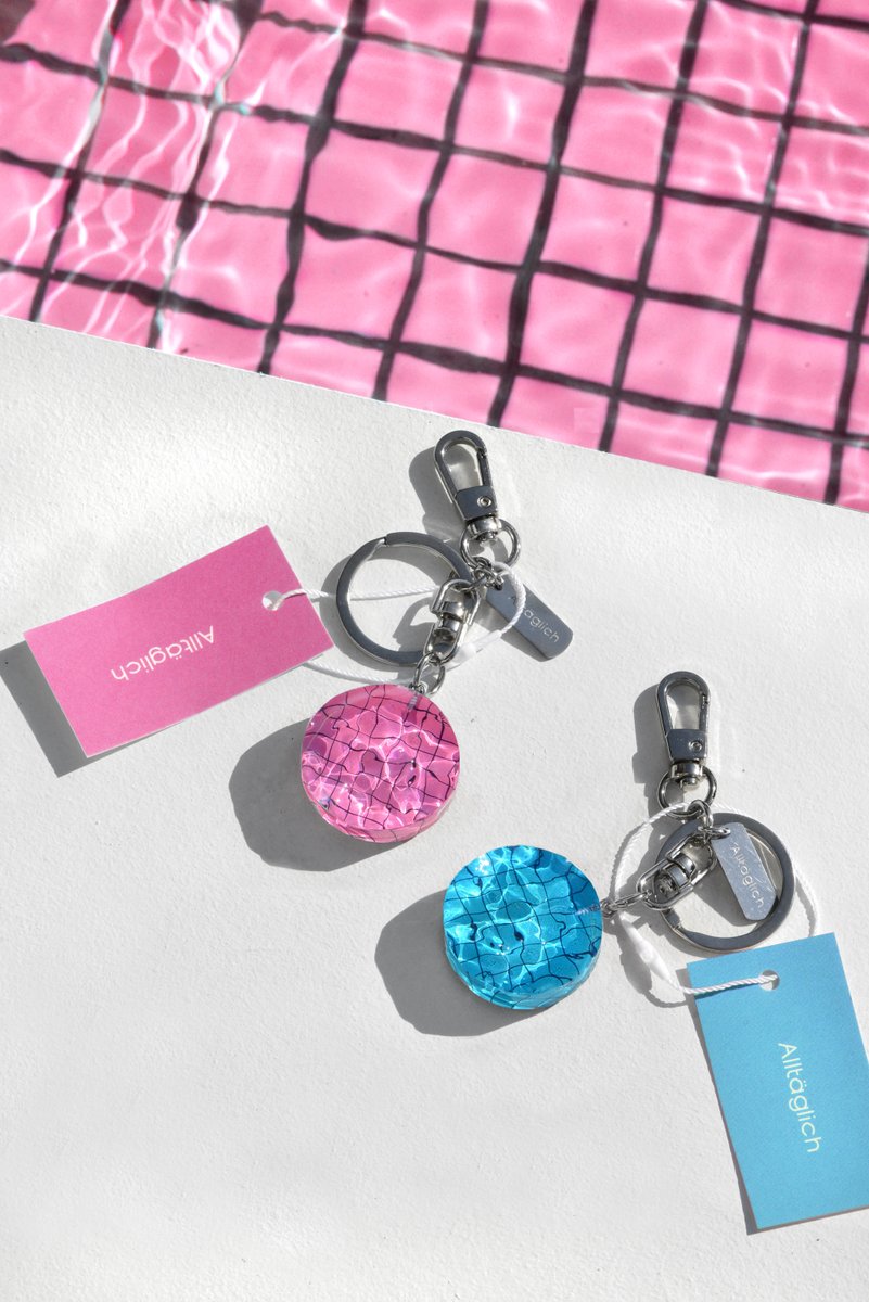 Alltaglich_kr's tweet photo. Alltäglich’s second project – Watersports, connecting sports and daily life!
These accessories are designed to bring the sensations and emotions we feel in the water into everyday life.  
Experience watersports in your daily life — with Alltäglich.

Alltäglichのセカンドプロジェクト – 水上スポーツ、スポーツと日常をつなぐ！

これらのアクセサリーは、水の中で感じる感覚や感情を、日常の中に取り入れるためにデザインされています。

Alltäglichとともに、水上スポーツを日常で体験しよう。

#alltaglich #alltaglich_official #swim #swimming #swimmingkeychain #keychain #pool #poolkeyring #wave #waves #wavekeyring #wavekechain