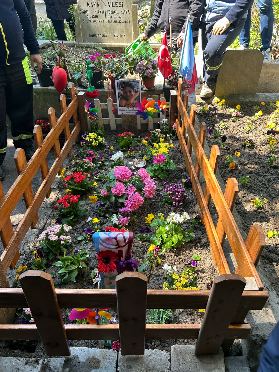 Ahmet mühür gözlüm okadar sevenin var ki Allah sizlerden razı olsun bizler adliyede savaşırken sizler Ahmet'imizin mezarını yeniden yaptınız #AhmetMinguzziEmsalOlsun