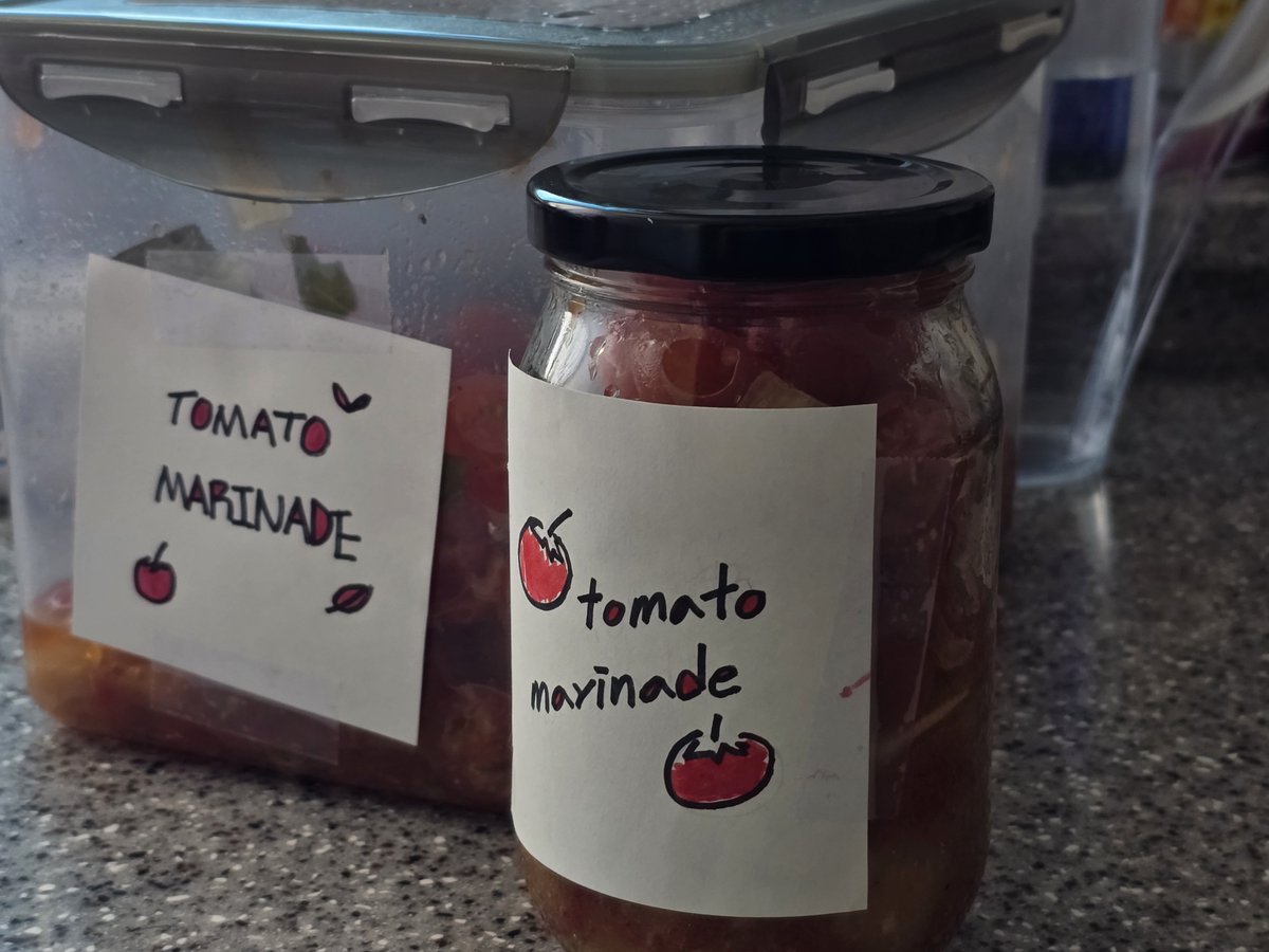 murrmur1's tweet photo. 그냥먹어도 파스타 샐러드 술안주 다 잘어울리는
🍅토마토 마리네이드 만드는 법 공유

➊ 방토 반으로 자르고, 용기 가득 채우기
➋ 용기에 올리브유 1/5, 
➌ 양파는 토마토양의 1/4
➍마늘 소금 후추 취향 것, 월계수잎 조금만
➎ 적당히 저어준 후 하루 숙성하면 끝

대충만들어도짱맛 살도 빠짐 https://t.co/q2OUJD58ma