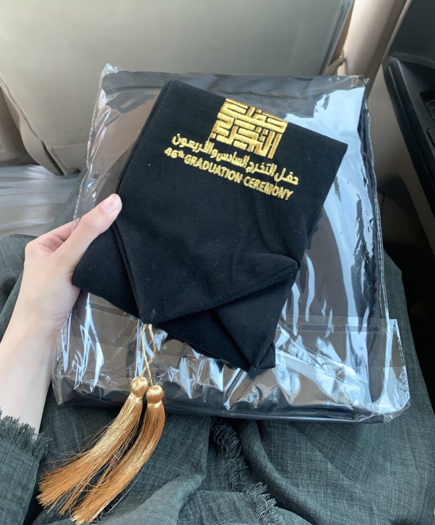 mahahtm's tweet photo. Felt weird holding it… BUT I DID
#IAU 🎓 https://t.co/cr2VMlAoTq