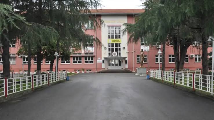 Trabzon Lisesi'nde yıllardır büyük emekler veren 11 öğretmen, siyasi düşüncelerinden dolayı okuldan gönderilmiştir. 
Öğrencilerin hayatına dokunmuş, üzerlerinde hakları asla ödenmeycek bu öğretmenlere yapılan bu haksızlığa DERHAL son verin <a href="/TrabzonValilik/">T.C. Trabzon Valiliği 🇹🇷</a> 
 #LisemeDokunma