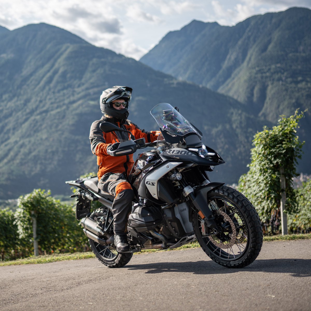 First Look at the New Fox Defend Boots and Bomber Pro Gloves

We recently tested the new Defend boots and Bomber Pro gloves in the mountains above Lake Como, Italy.

To read our thoughts click the link here: bit.ly/3WJlPY0