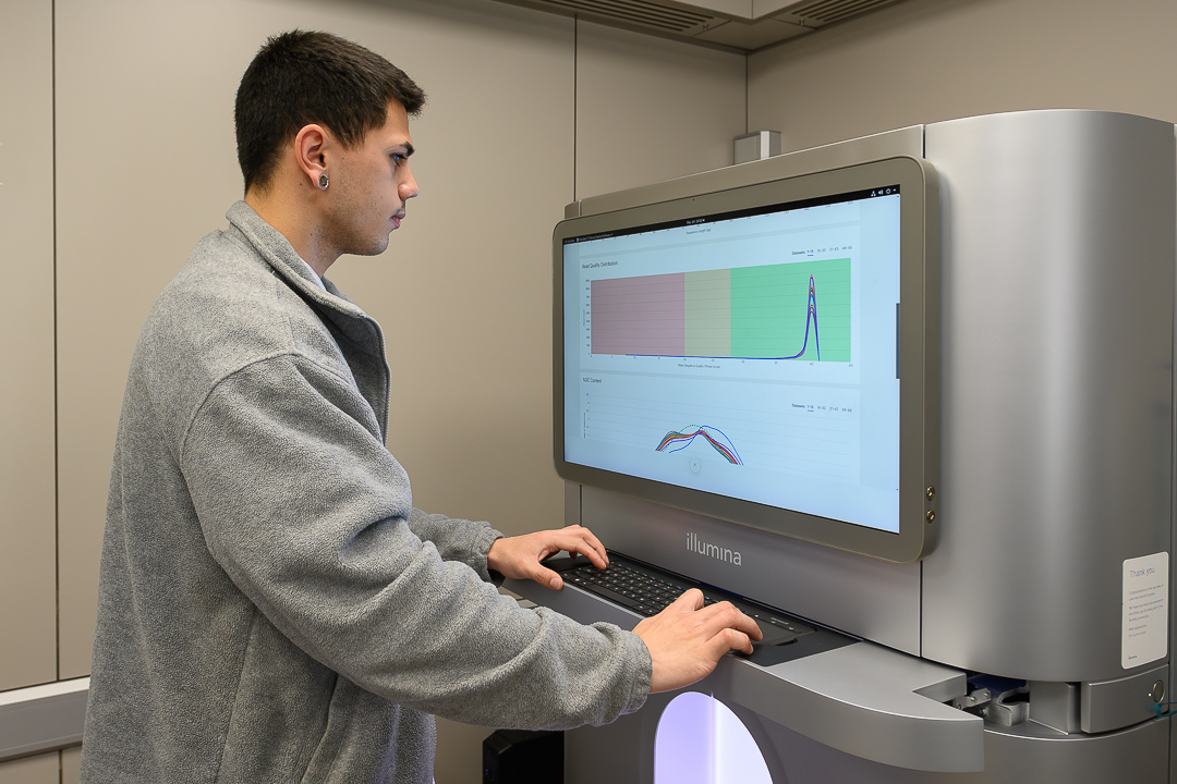 🔬La seqüenciació del primer genoma de la nostra espècie va trigar a aconseguir-se més d'una dècada. Avui, es fa en un sol dia‼️
El #CLÍNIC ha incorporat el seqüenciador genòmic 🧬 més sofisticat i potent del mercat, que suposa un pas endavant en el desplegament de la medicina