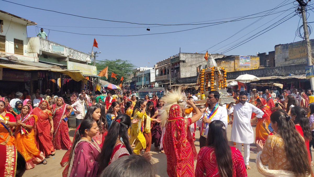 devaramsen9835's tweet photo. #udaipur #कोटड़ा #महावीर_जयंती के अवसर पर सकल जैन समाज द्वारा भव्य शोभायात्रा #जनजाति_मंत्री #बाबूलाल_खराड़ी का स्वागत कर युवाओ ने कंधे पर बैठा कर नृत्य....
https://t.co/pJj2ymiRqJ
#RajasthanNews #kotda #udaipurnews #dance #उदयपुर #LatestNews #RajasthanWithZee
#babulalkharadi https://t.co/axnrRbI0kv