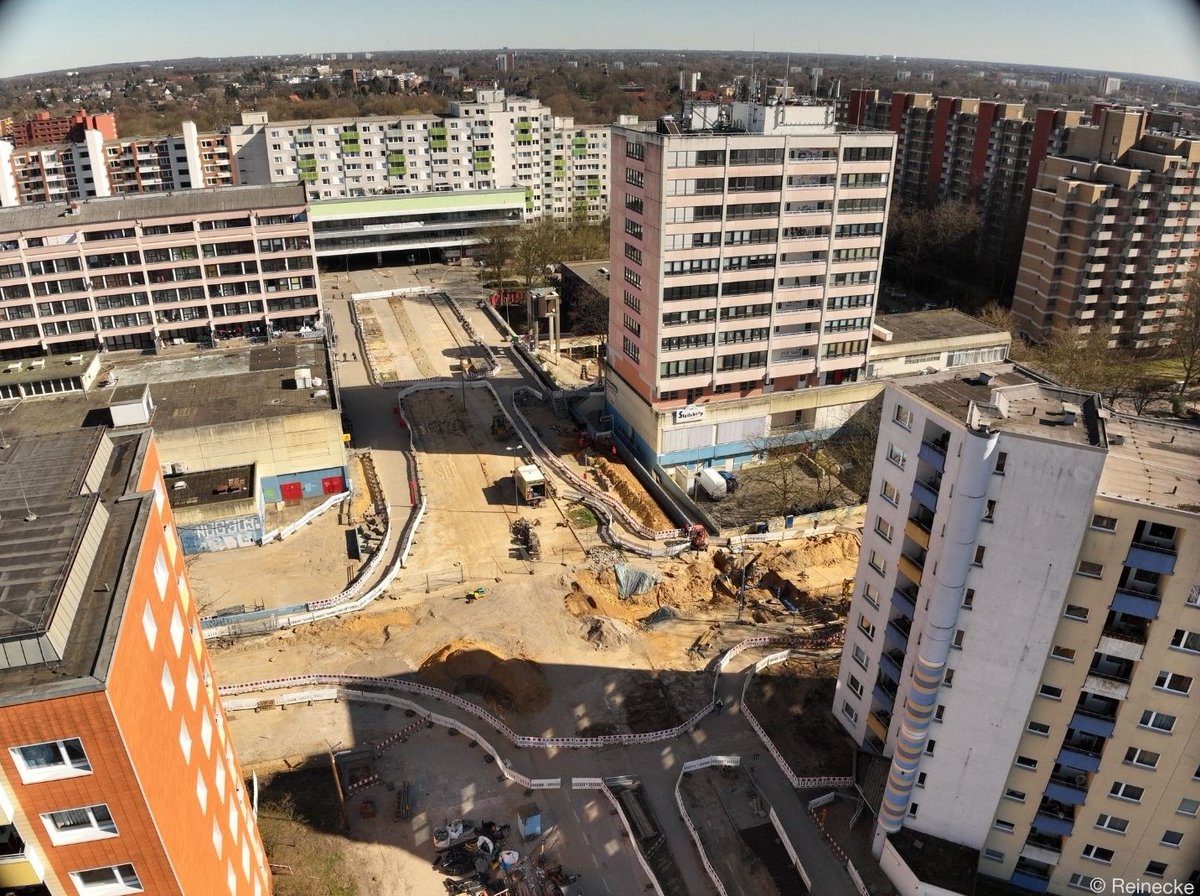 hochbahn's tweet photo. Auch in #Steilshoop sind die Arbeiten mehr und mehr sichtbar: Die bauvorbereitenden Leitungsarbeiten sind fast abgeschlossen. Weiter geht’s hier noch diesen Sommer mit dem Bau der Haltestelle 💪
4/4 https://t.co/KzWg9QoOgs