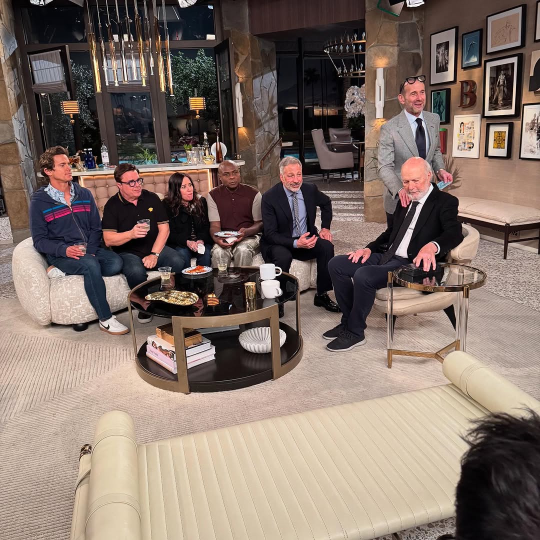 Moffel83's tweet photo. New bts picture of Matt and the rest of the MCM cast and crew from the taping of the season 1 finale
Source: mannyabouttown
#MidCenturyModern #MattBomer #NathanLane #NathanLeeGraham #LindaLavin #DavidKohan #MaxMutchnick #JamesBurrows #Hulu https://t.co/mwl8ihaN67