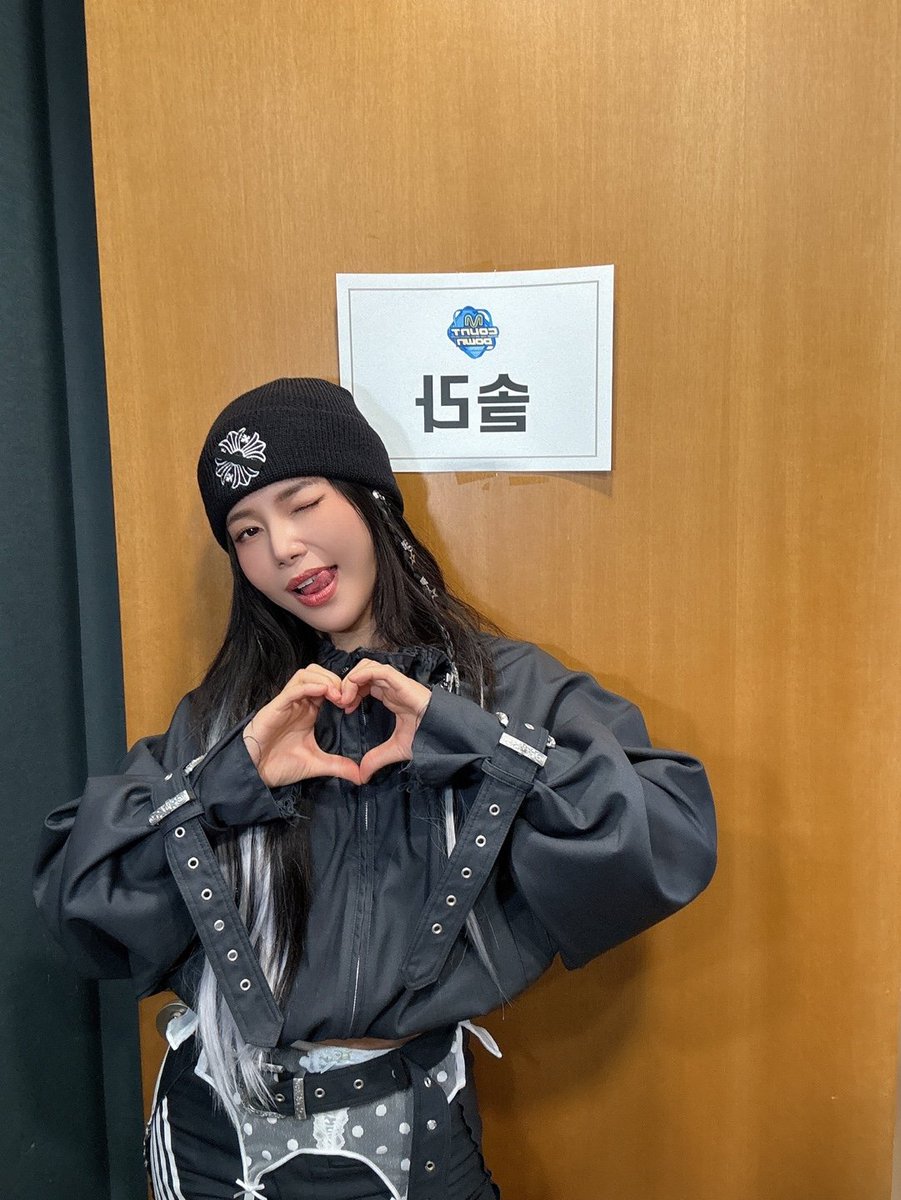 RBW_MAMAMOO's tweet photo. [#솔라]

지금 바로 6시! Mnet ‘엠카운트다운’ 
용순이들의 응원을 원해💖
설레는 목요일 저녁 보낼 준비 완료🙌

#마마무 #Solar #WANT https://t.co/5Shz23hF6U