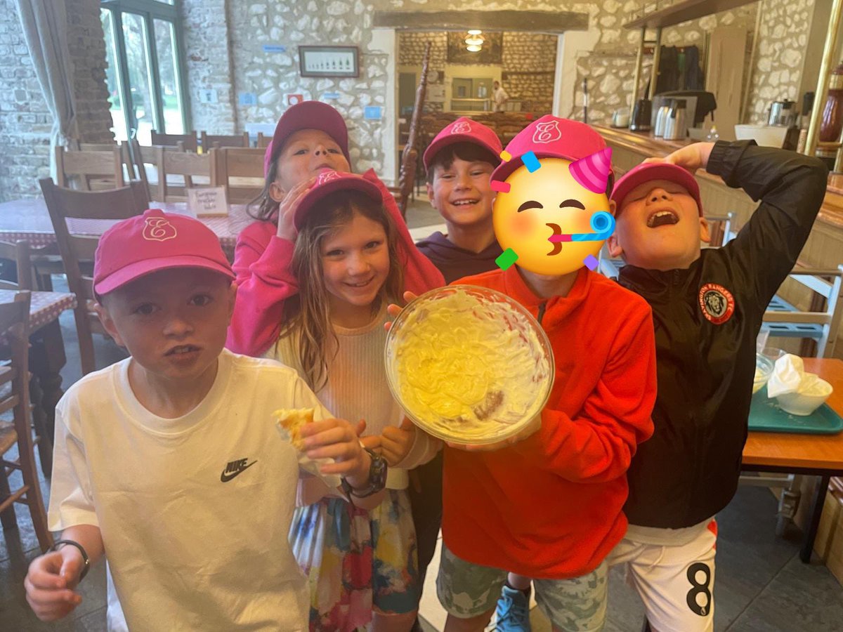 After a busy day yesterday, at Disneyland, we had a quieter start to the day at the Chateau making authentic mayonnaise 😋. We couldn’t choose an overall winner as they were all so magnifique!🧑‍🍳