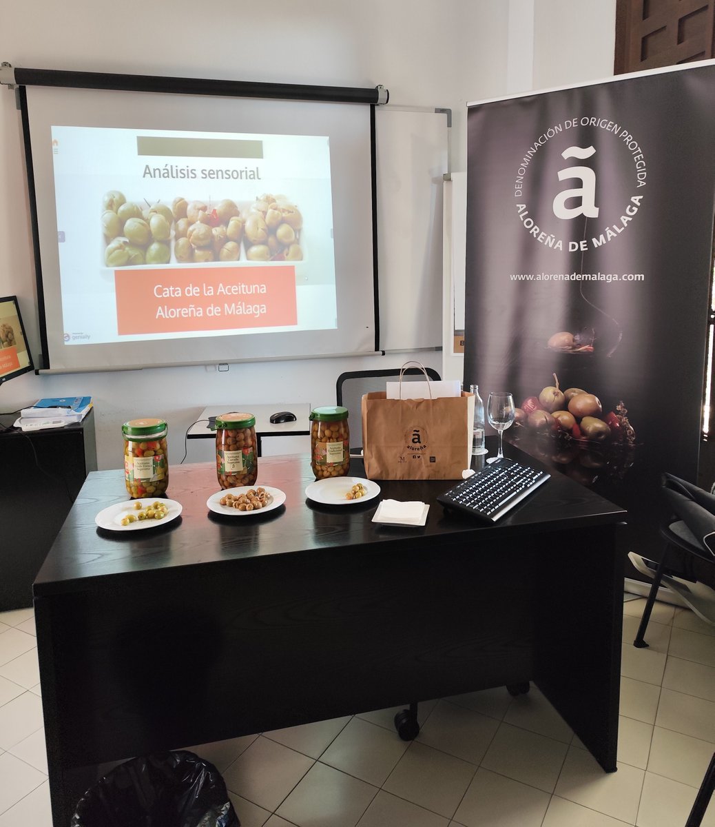 AlorenaDeMalaga's tweet photo. FORMACIÓN EN LAS ESCUELAS DE HOSTELERÍA
La formación sobre el producto es esencial para los futuros profesionales de la hosteleria y por ello, asistimos a la escuela #laconsula de #Málaga ¡gracias por vuestro interés!
Subvencionado por @diputacionMLG y @SaboraMalaga https://t.co/1EXaeSU0O9