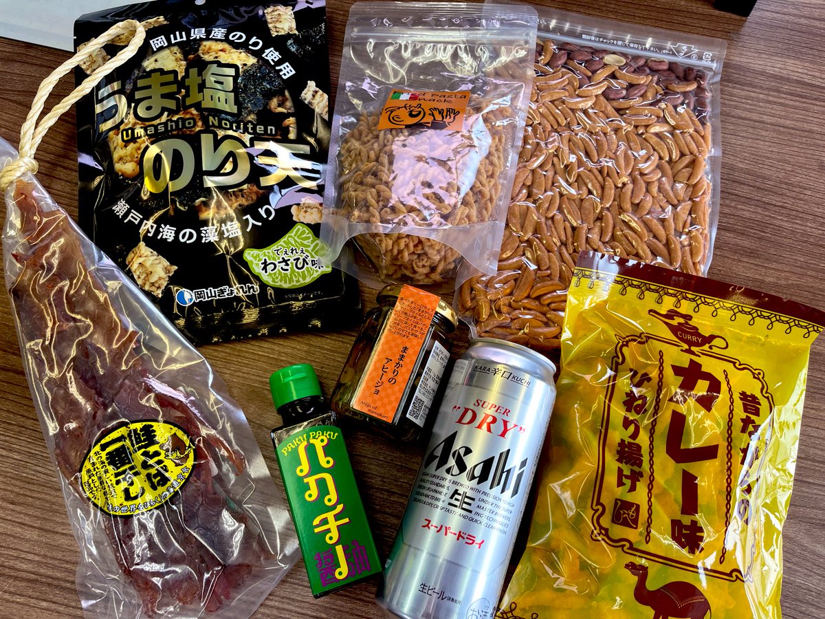 kennyitabashi's tweet photo. ケニー教へのお布施が、事務所にも届いてます。助かります。ありがとうございます。
スーパードライは、所属の長瀬弘明@Nagase9K が事務所に来て「おめでとう御座います！ケニーさんが好きなドライ買って来ましたー！」
弘明は、頻繁に会わないですが、僕の好きを知っていて、挨拶がちゃんと出来るヤツ https://t.co/1i38FXyYnw