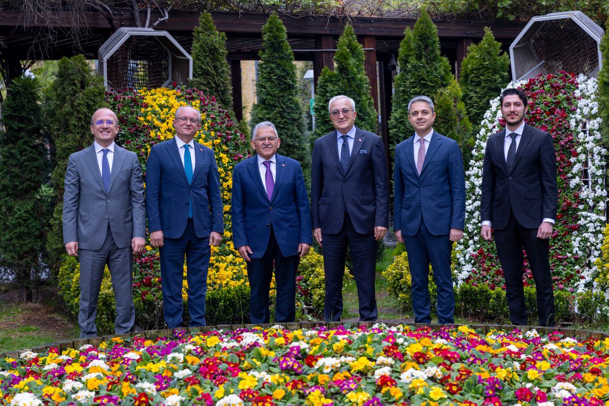 Kayserigaz’ı bünyesine katan Aksa Doğalgaz’ın Yönetim Kurulu Başkanı Yaşar Arslan, Başkan Yardımcısı Alper Konyalı ve yönetimi belediyemizi ziyaret etti.

Nazik ziyaretleri için başkanlarımıza teşekkür ediyor, şehrimizin doğalgaz altyapısına yönelik yürütülen çalışmalarda