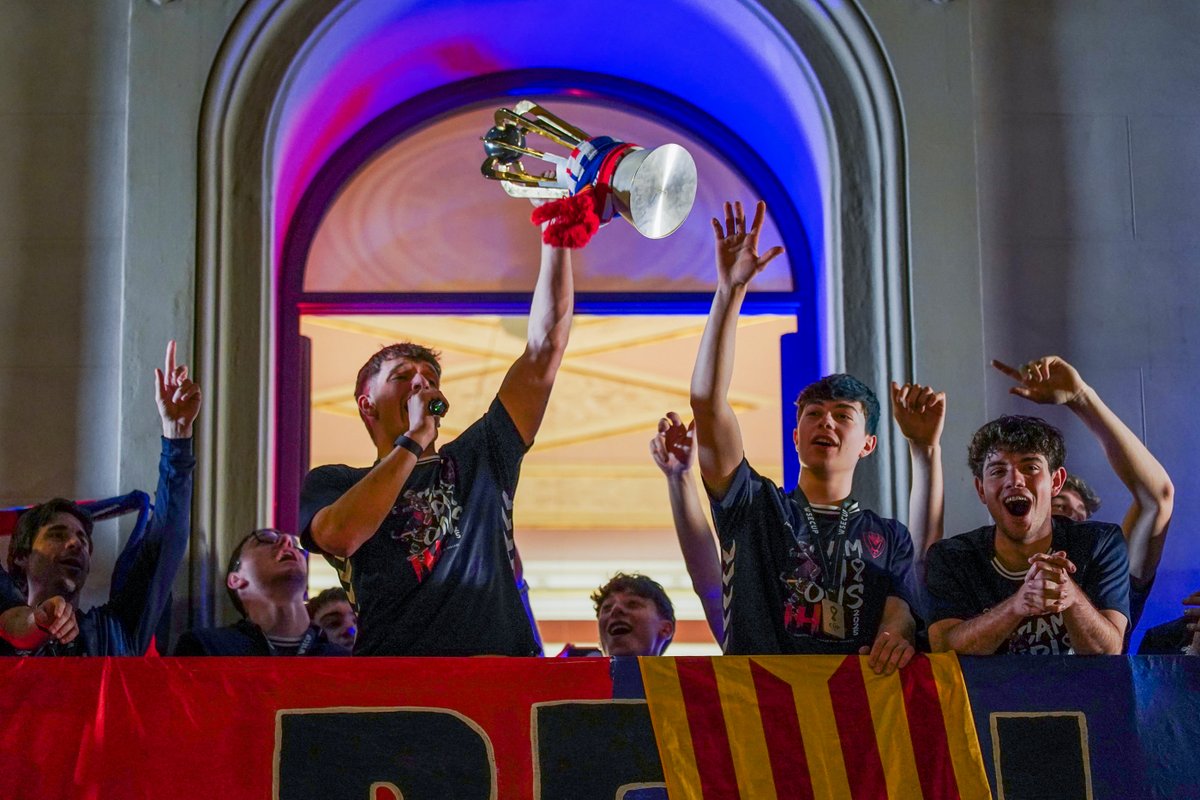 IgualadaHC's tweet photo. 🔵LA SAMARRETA DELS CAMPIONS🔴

Sabem que les voleu. No patiu, a aquest post us expliquem com les podeu aconseguir!

Llueix amb orgull el nostre escut, perquè tornem a ser CAMPIONS D'EUROPA!🏆🏆💙❤️

📝https://t.co/6XgUy5YRSA

📸 @ajigualada https://t.co/15Ph6N9YlT