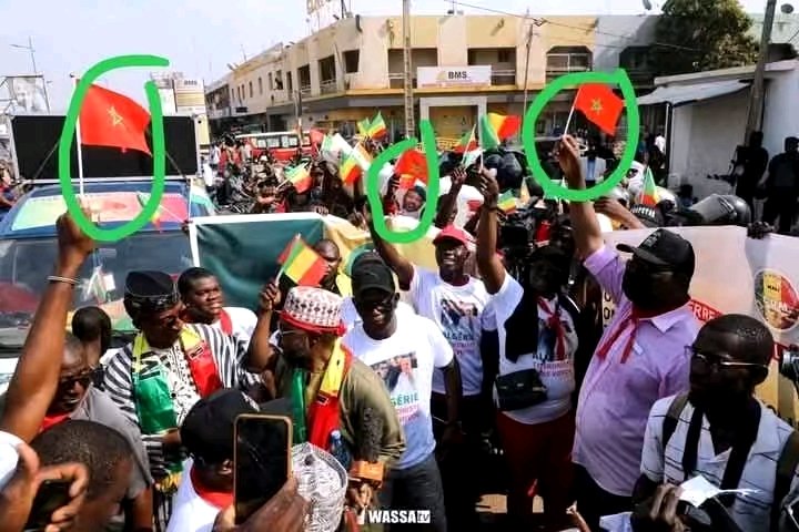 الرد السياسي الذي سوف يزلزل مالي  ويجعلها غير قادرة على التصرف  هو اعتراف الجزائر  بحق الشعب الأزوادي  بتقرير مصيره واستقلاله نهائيا عن دولة مالي، ثم فتح مكاتب رسمية لجبهة تحرير أزواد  ومنح اللجوء للأزواديين حتى تسمح لهم الظروف الأمنية بالعودة إلى أزواد .