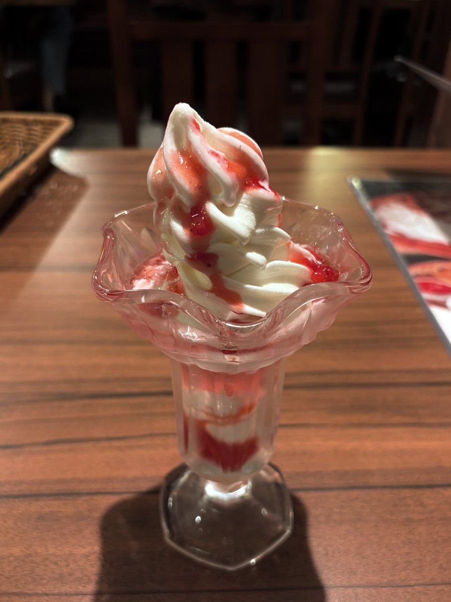 今年もまた一つ、歳を重ねることができました。いつも応援し支えててくださっている皆さま、ありがとうございます🌸
今日は現場で皆さんに全身でお祝いしていただいた後、一人で大好きなパフェを食べに行きました。ちゃっかりケーキも買いました✌️歩き疲れた脚は重いけれど、心はとっても軽やかです🌸