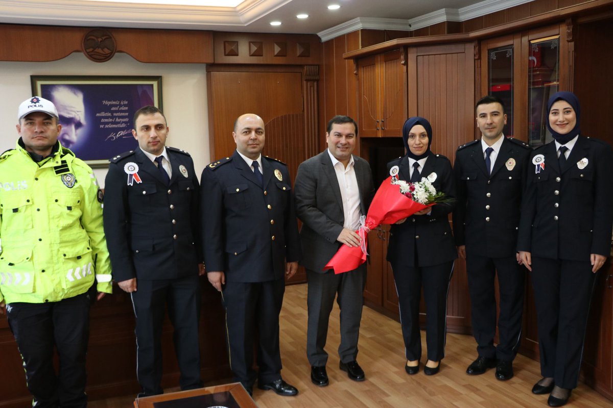 Ard_Kaymakamlik's tweet photo. 🚓👮 Türk Polis Teşkilatı 180 Yaşında

  Türk Polis Teşkilatının 180. Kuruluş Yılı dolayısıyla İlçe Emniyet Müdürü Veli Emrem ve Emniyet Müdürlüğü personeli Kaymakamımız Sayın @ferhataltay25 makamında ziyaret ederek çiçek takdim etti.

➡️ Ziyaretten duyduğu memnuniyeti dile getiren Kaymakamımız Sayın Ferhat Altay Emniyet Müdürlüğü personelinin Polis Haftasını kutladı.

📌 Milletimizin huzuru, güvenliği ve esenliği için gece gündüz demeden büyük bir fedakârlıkla görev yapan Türk Polis Teşkilatımızın 180. kuruluş yıl dönümünü kutlu olsun.

🇹🇷 Nice şanlı yıllara, Türk Polisi…

@RizeVali 
@ihsanselimb 
@ferhataltay25 

#türkpolisteşkilatı180yaşında
