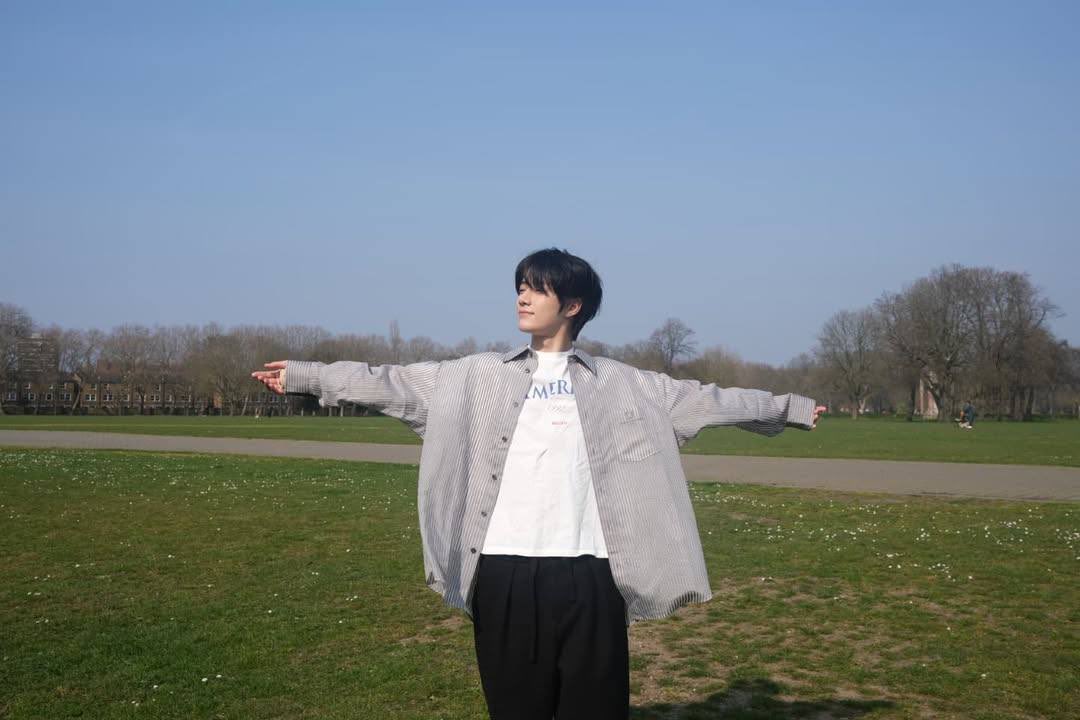 beomf1m's tweet photo. —  𝙡𝙚𝙩𝙩𝙚𝙧  ✉️’ 𝖿𝗈𝗋 #𝙪.﹙ ﹫ 𝖼𝗁𝗈𝗂𝗀𝗒𝗎.𝖼𝗈𝗆 ﹚
привет, с днём старых фотографий
сделал их в день своего рождения  ⨟
сейчас же погода очень изменилась
снег , дождь и всё вместе . . . 😖 😖 ⨟
совсем скоро выйдет клип « panic » 
скажите что вы очень ждете  ? ? 🫶🏻 https://t.co/XmqgqPSJax