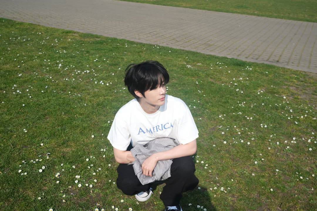 beomf1m's tweet photo. —  𝙡𝙚𝙩𝙩𝙚𝙧  ✉️’ 𝖿𝗈𝗋 #𝙪.﹙ ﹫ 𝖼𝗁𝗈𝗂𝗀𝗒𝗎.𝖼𝗈𝗆 ﹚
привет, с днём старых фотографий
сделал их в день своего рождения  ⨟
сейчас же погода очень изменилась
снег , дождь и всё вместе . . . 😖 😖 ⨟
совсем скоро выйдет клип « panic » 
скажите что вы очень ждете  ? ? 🫶🏻 https://t.co/XmqgqPSJax