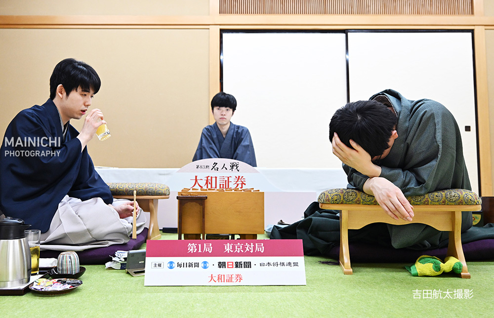 mainichiphoto's tweet photo. 第８３期名人戦七番勝負の第１局は、藤井聡太名人（左）が挑戦者の永瀬拓矢九段に勝ち、３連覇に向けて好発進しました。
写真特集ですhttps://t.co/6IBQccboon https://t.co/maYqsCbnIu