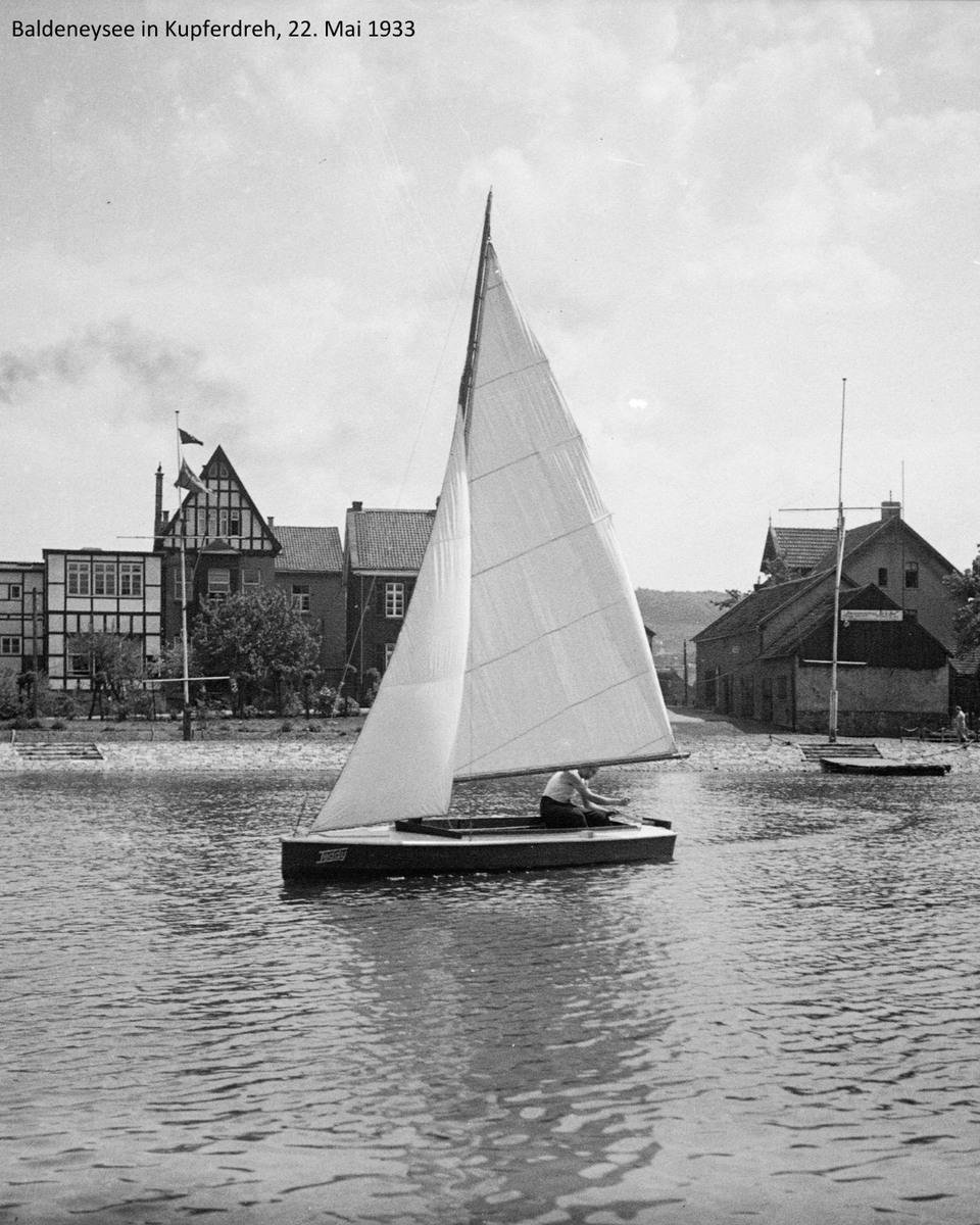 Stadt Essen (@essen_ruhr) on Twitter photo Ein kleiner Blick zurück ins Jahr 1933. 🔎 Hier seht ihr den Baldeneysee in Kupferdreh am 22. Mai 1933. 🌊
#throwback #throwbackthursday #stadtessen #essenruhr <a href="/ruhrmuseum/">Ruhr Museum</a>
📸: Julius Bückner/Fotoarchiv Ruhr Museum Ein kleiner Blick zurück ins Jahr 1933. 🔎 Hier seht ihr den Baldeneysee in Kupferdreh am 22. Mai 1933. 🌊
#throwback #throwbackthursday #stadtessen #essenruhr <a href="/ruhrmuseum/">Ruhr Museum</a>
📸: Julius Bückner/Fotoarchiv Ruhr Museum