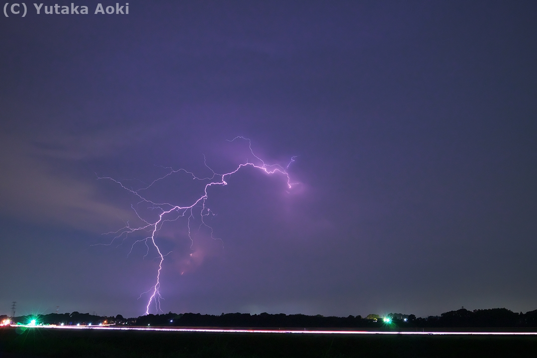落雷 続き…正極性落雷（＋の落雷）は雲の高いところから水平移動しながら