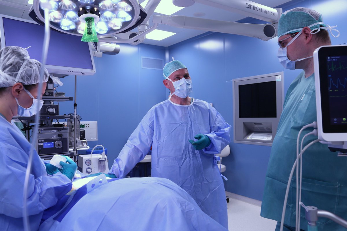 Ķirurgs Vjačeslavs Popkovs sniedz operāciju paraugdemonstrējumus Vēdera priekšējās sienas rekonstruktīvās ķirurģijas centra darbības ietvaros. Veiktas laparoskopiskas cirkšņa trūces operācijas, izmantojot TAPP (#Laparoscopic Inguinal Hernia Repair) metodi ej.uz/dcnc