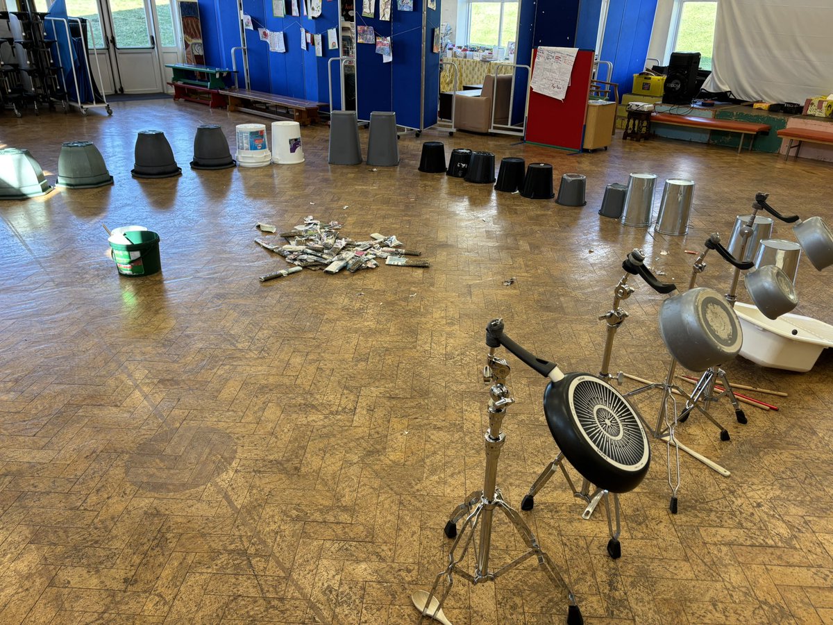 Trashin’ the school today at Myrddin Primary school 🗑️🚮🗞️